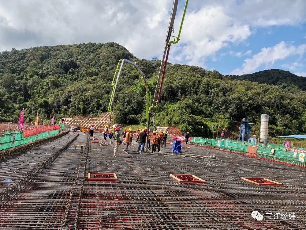 中联重科泵车浇筑现场 - 中铁建工集团有限公司勐绿高速公路全线首榀箱梁成功混凝土浇筑