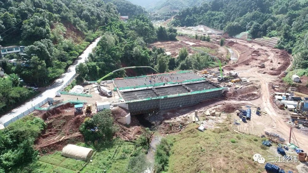混凝土搅拌运输车、中联重科泵车浇筑现场 - 中铁建工集团有限公司勐绿高速公路全线首榀箱梁成功混凝土浇筑