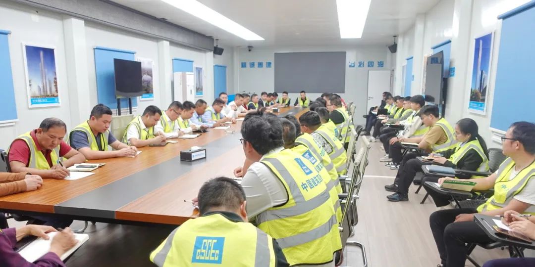 项目召开安全专题会 - 中建四局广州足球公园球场项目第一块楼板混凝土浇筑完成
