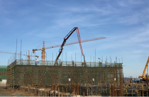 混凝土泵车浇筑现场 - 山东大唐东营水岛项目顺利完成化学实验楼首层混凝土浇筑