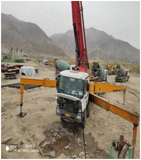 混凝土搅拌运输车、三一重工泵车浇筑现场 - 西察高速察汗诺互通项目上跨青藏铁路及茶卡铁路转体桥主墩下承台顺利砼浇筑