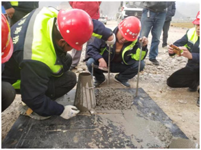 西察高速察汗诺互通项目上跨青藏铁路及茶卡铁路转体桥主墩下承台顺利砼浇筑